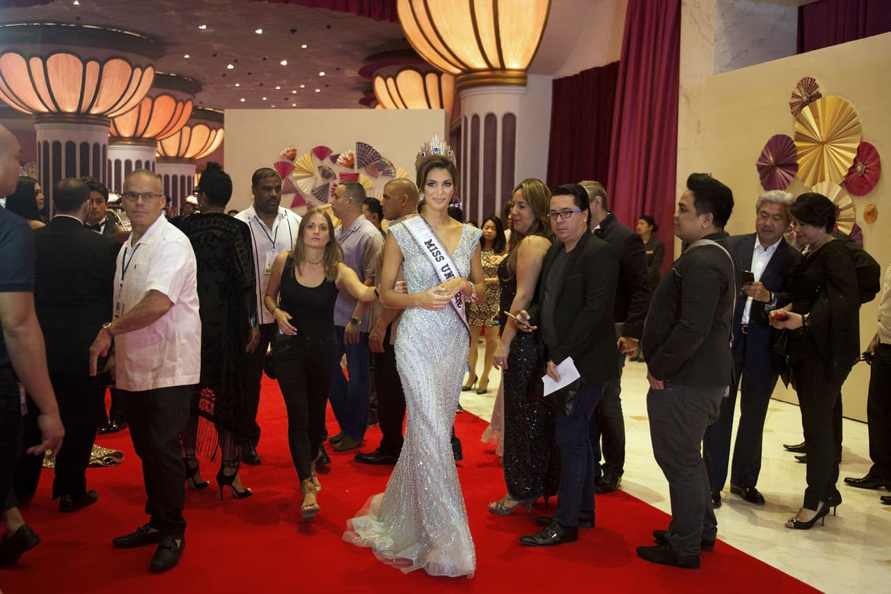 Iris Mittenaere se mantuvo entre las favoritas desde su llegada a Manila, Filipinas, de donde este martes sale reina.