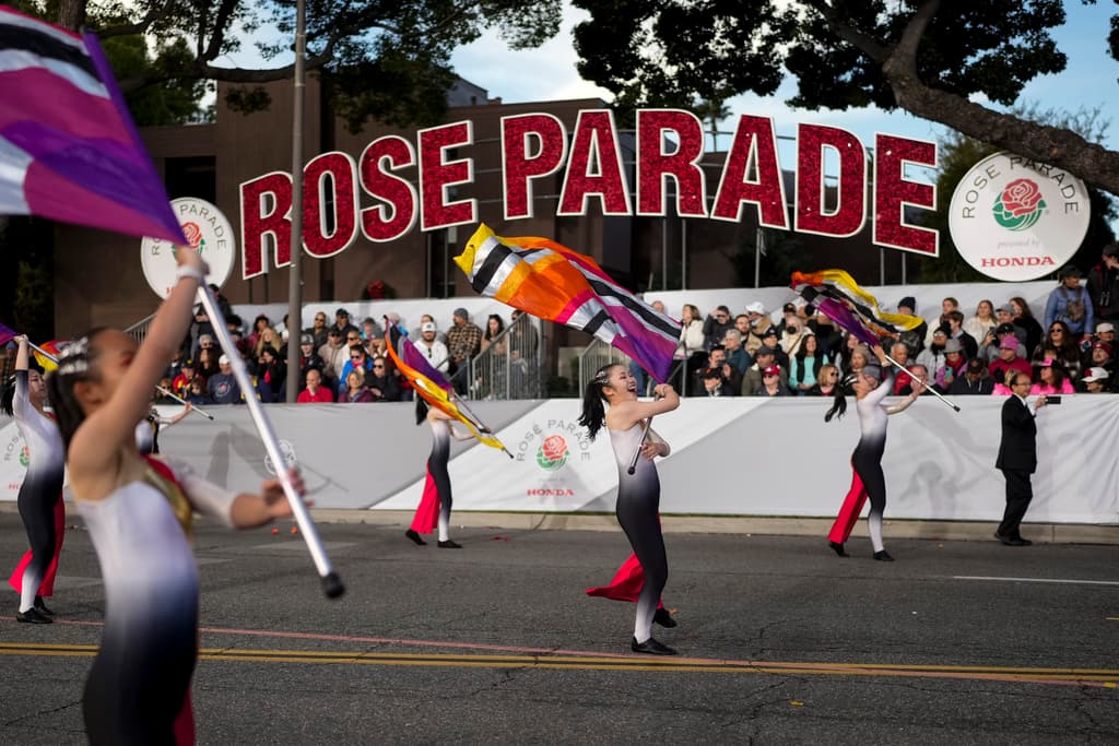 El Desfile de las Rosas 2024 arrancó a las 8 a.m. PST el 1 de enero en Pasadena, California. Este desfile icónico del Día de Año Nuevo recorrerá 5.5 millas por Colorado Blvd. y contó con carrozas decoradas con flores, unidades ecuestres y bandas de música de todo el mundo.