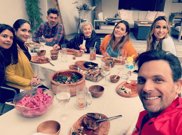 <a href="https://www.univision.com/entretenimiento/cultura-pop/grettel-valdez-nos-demostro-que-si-se-puede-ser-amigo-de-tu-ex-una-gran-leccion-de-madurez">Grettell</a>, Pato y Odalys mantienen una buena relación, hasta se reúnen seguido y pasan las fiestas sin problemas.