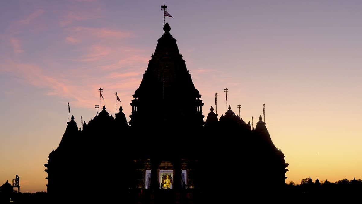 Incluso, el "Akshardham" de Nueva Jersey, que ha estado en proceso durante unos 12 años,
<b>fue objeto de escrutinio y críticas después de una demanda civil de 2021</b>, que alegaba trabajo forzoso, salarios exiguos y condiciones laborales sombrías.
<br>