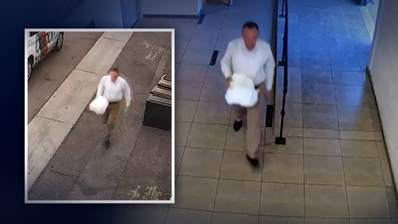 Video capta a un hombre que se hace pasar por invitado y roba miles de dólares en regalos de boda