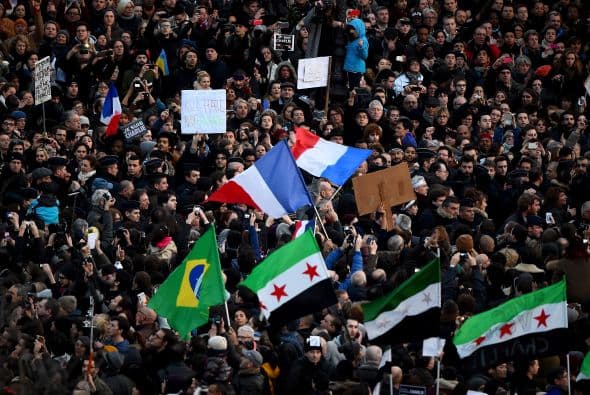 Manifestantes de otras nacionalidades mostraban banderas, en señal de la solidaridad para con los franceses.