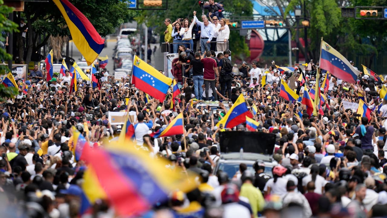 Durman Rodríguez, otro migrante venezolano en Texas, comparte la emoción y la tristeza de sus compatriotas: "
<b>Muchos de los venezolanos que he visto aquí entre ayer, el domingo y anoche, lloran</b>". La esperanza de un futuro mejor también está presente en sus palabras: "
<b>Tengo la fe de que mi hijo crezca con sus abuelos</b>, tengo la fe de que mi hijo crezca con sus tíos, en su país y viendo lo hermoso que yo viví en Venezuela,
<b>que aunque nací en una dictadura, nunca me permití vivir en ella</b>".