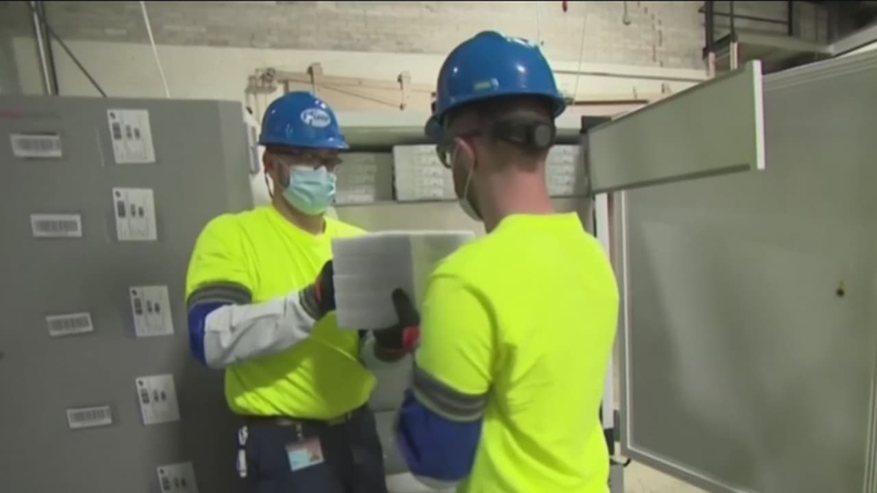 Las vacunas de Pfizer serán distribuidas en 83 hospitales del condado que proveen cuidados intensivos y los primeros en recibirla serán los miembros del personal médico. Se anticipa que entre el 20 y 21 de diciembre se cuente con 250,000 dosis de la compañía Moderna, pero todo depende de la aprobación de la FDA.