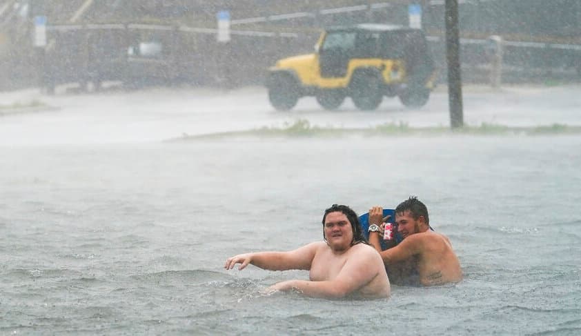 Un estacionamiento inundado en Pensacola Beach, en florida, antes de la llegada del huracán Sally.