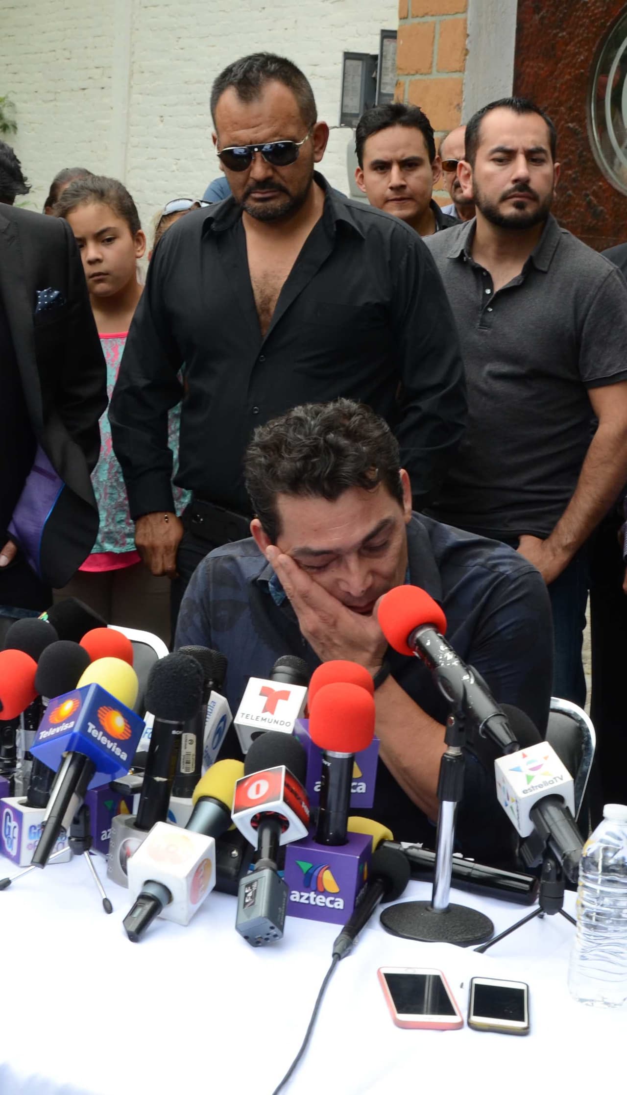 El 14 de julio, durante el funeral de Joan Sebastian, su hijo, José Manuel Figueroa, ofreció una conferencia de prensa en la que rompió en llanto.