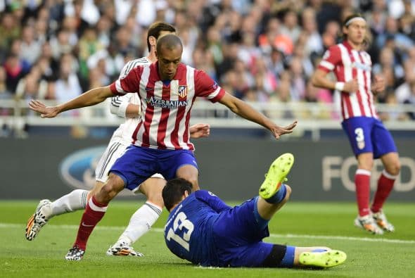 El encuentro comenzaba a tomar rumbo con llegadas a las porterías.