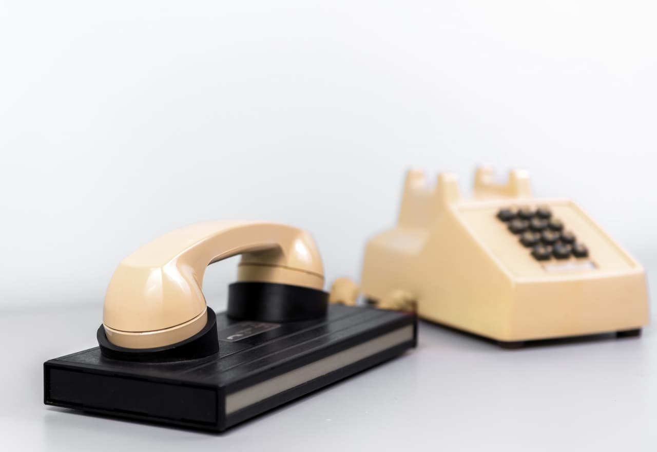 <b>El modem a través de teléfono analógico.</b>
<br>
<br>Desde los años ochenta hasta la última mitad de la década de los años noventa, el módem que usaba la línea telefónica para acceder a Internet fue la principal herramienta para acceder a la red, hasta que el acceso a banda ancha se popularizó.