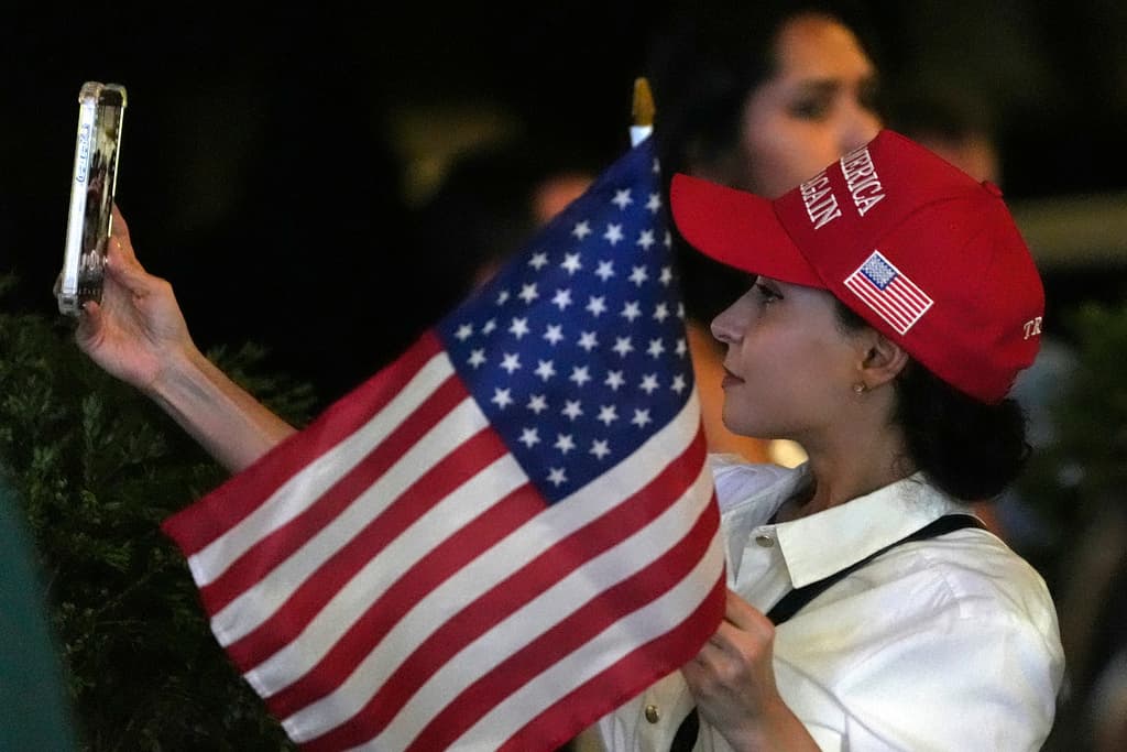 Varios llegaron con la bandera estadounidense o sombreros de Make America Great Again.