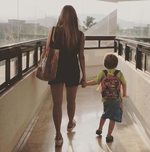 Galilea y Mateo van juntos a todos lados. Él siempre acompaña a su mami hasta en los viajes de trabajo.