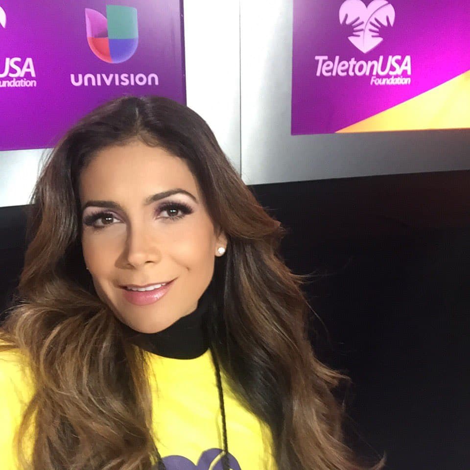 Paty Manterola: "Lista p recibir sus llamadas!@TeletonUSA @Univision pidan hablar con la operadora y a lo mejor me toca hablar contigo!".