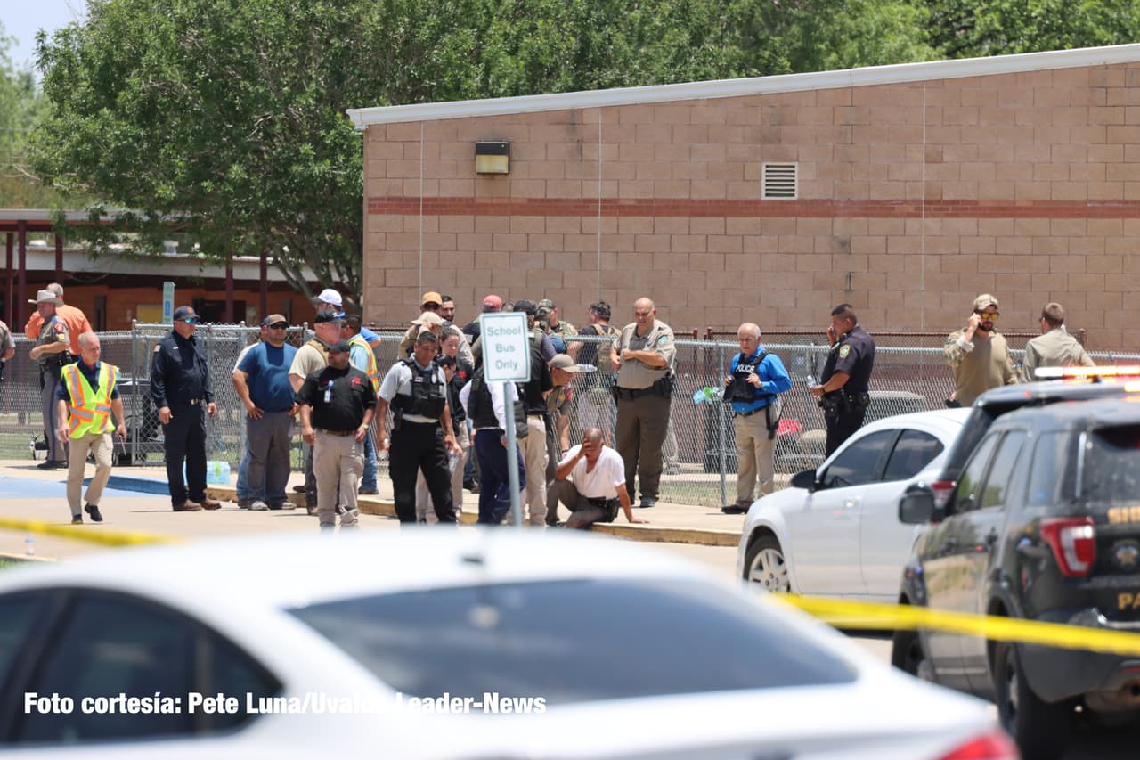 Miah Cerrillo, una alumna de 11 años que se encontraba viendo ‘Lilo y Stitch’ en el aula cuando irrumpió el atacante, contó que vio morir a sus amigos, así como a sus maestras, y que, para salvarse,
<b> se untó de la sangre de uno de sus compañeros y se tiró al suelo para fingir que estaba muerta. </b>
<br>