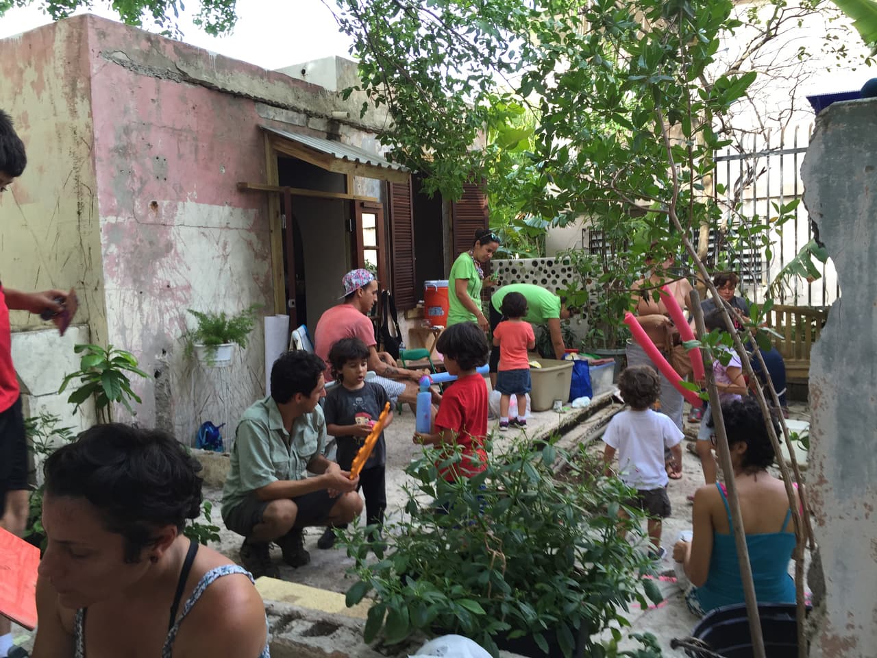 Vecinos juntando en la propiedad de la Casa Taft.