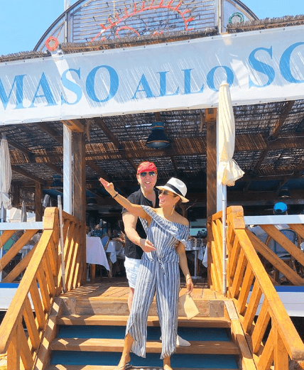 La cantante mexicana viajó en compañía de su esposo, el empresario Tommy Mottola.