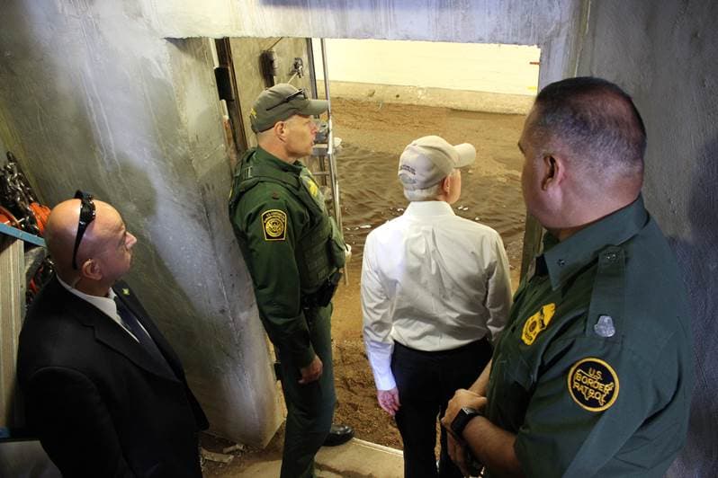 En el recorrido Sessions visitó uno de los túneles transfronterizos.