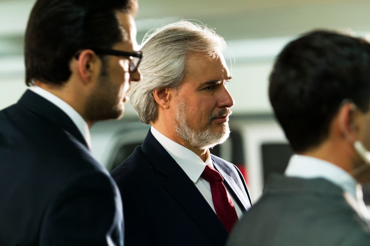 En 
<b><a href="http://www.univision.com/series/la-piloto">'La piloto'</a></b>, después del ataque que sufrió la principal guarida de 'El Cártel de las Sombras', 'El Senador' Sinisterra logró escapar con vida gracias a Vergara.