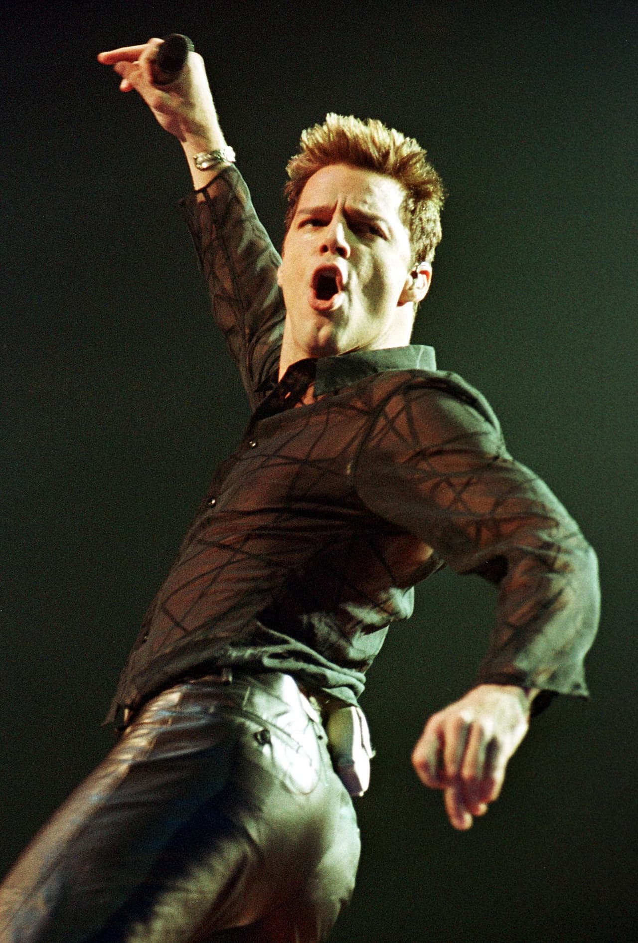 Ricky Martin no tuvo piedad cuando puso al mundo entero a bailar al ritmo de 'Livin' la vida loca', tema ganador como Canción del año en la categoría Pop del 2000.