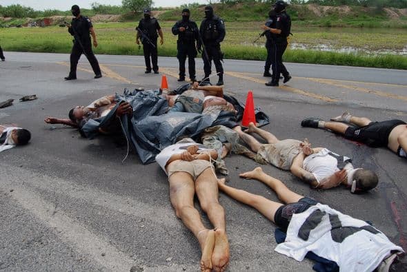 México, que tiene involucrado a su ejército desde hace cuatro años en el combate al narcotráfico, vivió su peor año de violencia no sólo por el número de homicidios -casi 15 mil según se desprende de las cifras oficiales- sino por su barbarie.