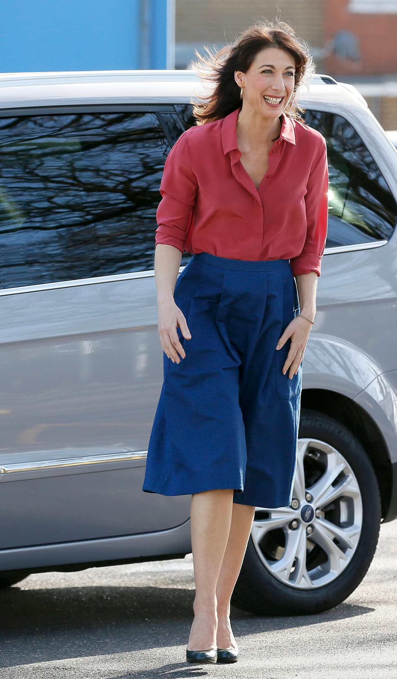 Samantha siempre porta elegantes atuendos cuando acompaña a su esposo. Y looks muy casuales con los que se ve genial. Su porte es único.