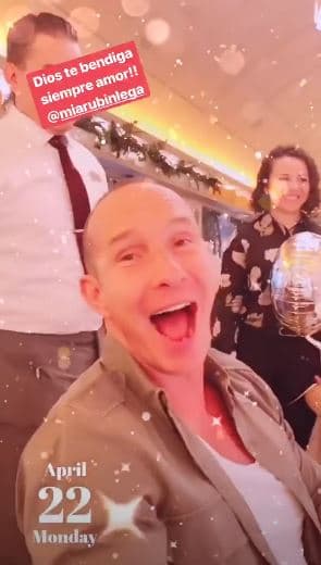 En el clip compartido por Legarreta se observa a Erik, así como a Nina Rubín cantar las mañanitas a Mía.