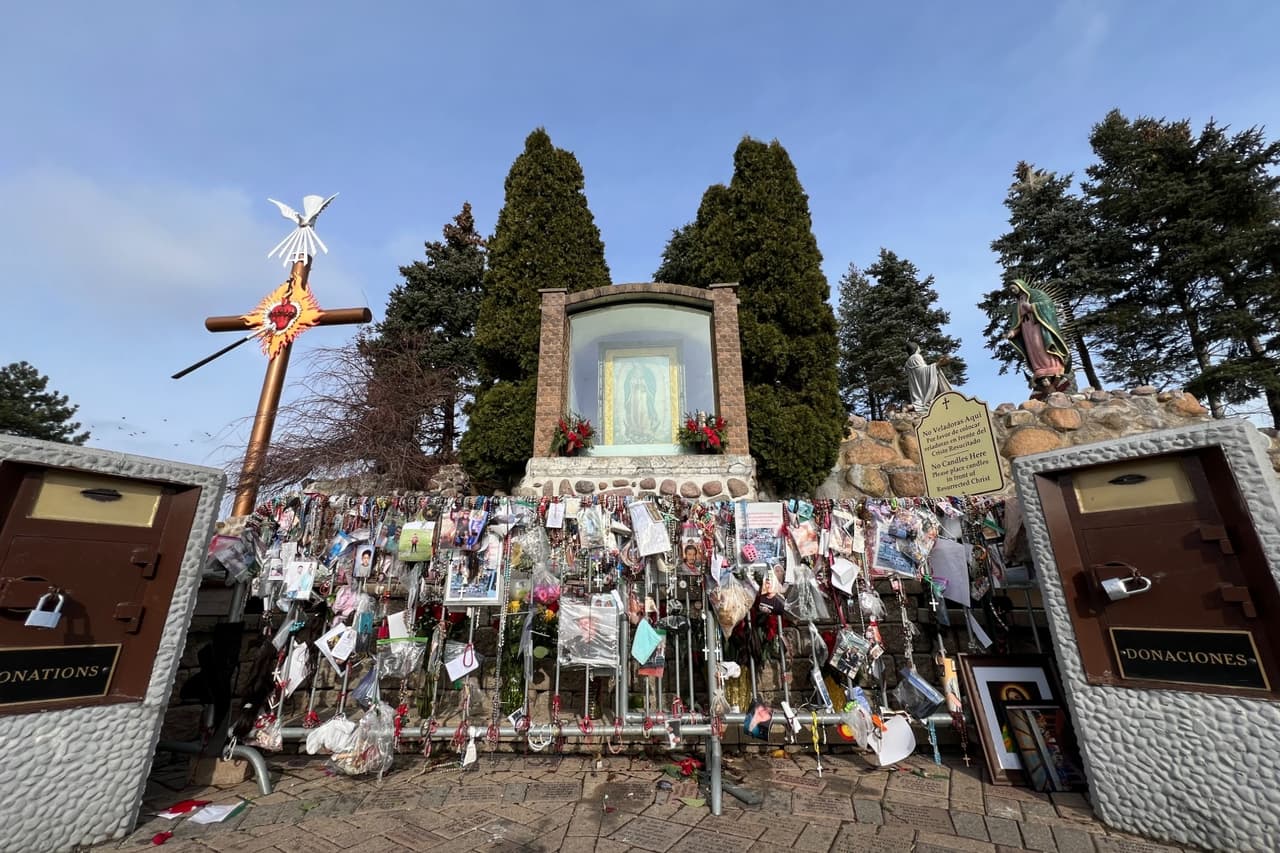 Honrar a la Virgen de Guadalupe es una tradición que inició hace más de 500 años en el Cerro del Tepeyac en la Ciudad de México. El Santuario ubicado en Des Plaines, Chicago, es
<a href="https://www.univision.com/local/chicago-wgbo/virgen-de-guadalupe-chicago-des-plaines-iglesia-peregrinaciones">el único en el mundo en tener el permiso de la Basílica de Guadalupe</a> para que los peregrinos puedan cumplir sus mandas.