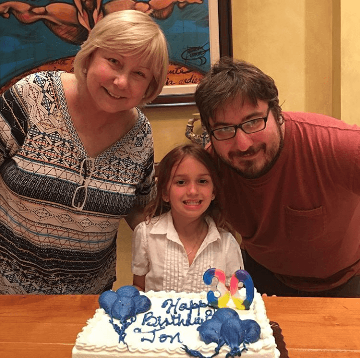 Jon Marcos pensó en lanzarse desde el quinto piso de un estacionamiento después de que su novia lo dejó: "Fue tan fuerte que agarró su carro, manejó hasta el hospital al piso psiquiátrico y se firmó él solito, con 19 años. Ahí se quedo”, contó Cristina para 
<a href="https://www.youtube.com/watch?v=hflUot1IWMU" target="_blank">CNN</a> en octubre de 2014. Después de medicarse y gracias al apoyo de su madre, Jon salió adelante.