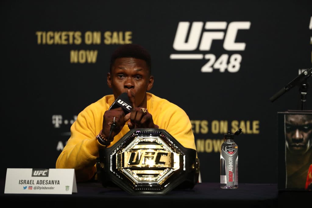 <b>Israel Adesanya – </b>El peleador nigeriano de origen neozelandés compite en la UFC en la categoría de peso mediano, donde es el actual campeón.