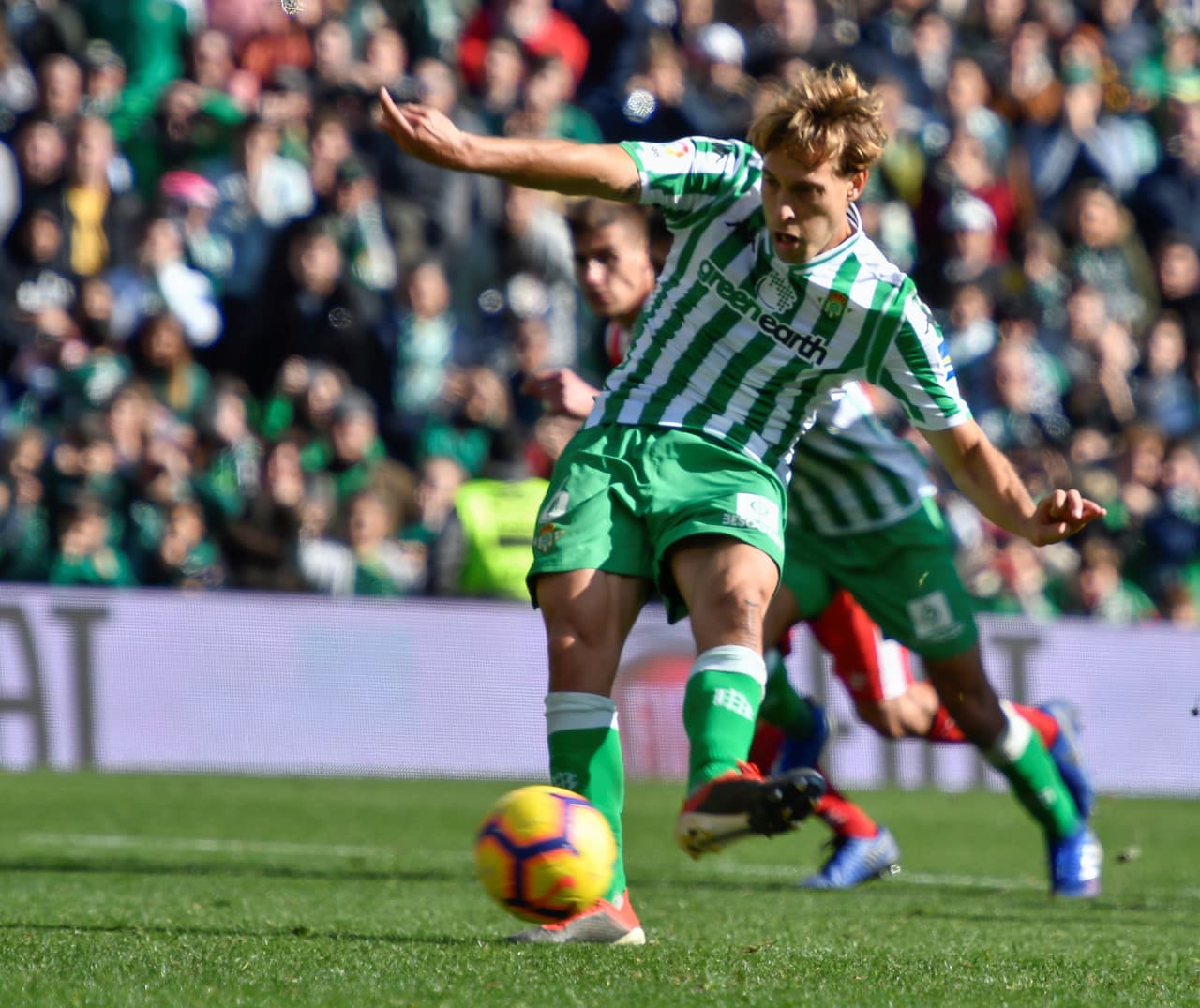En el minuto final, Sergio Canales anotó el 3-2 del triunfo de penalti para darle la alegría al Betis.
