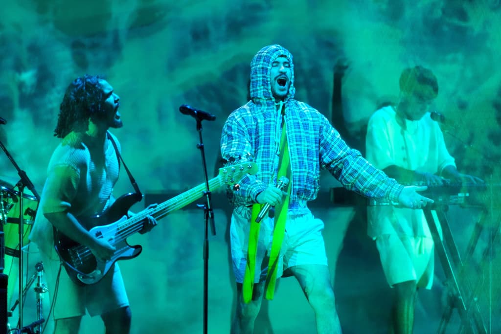 Bad Bunny fue el artista más reproducido a nivel mundial en 2025, habiendo acumulado más de 19,800 millones de reproducciones. 
<br>
<br>En Estados Unidos, la lista de artistas más reproducidos es algo similar: Allí, Swift lidera, seguida por Drake, Morgan Wallen y Kendrick Lamar. Bad Bunny ocupa el quinto lugar.
<br>El streaming representa la mayor parte del dinero generado por la industria musical: el 84% en Estados Unidos, según la Asociación de la Industria de Grabación de América.
<br>