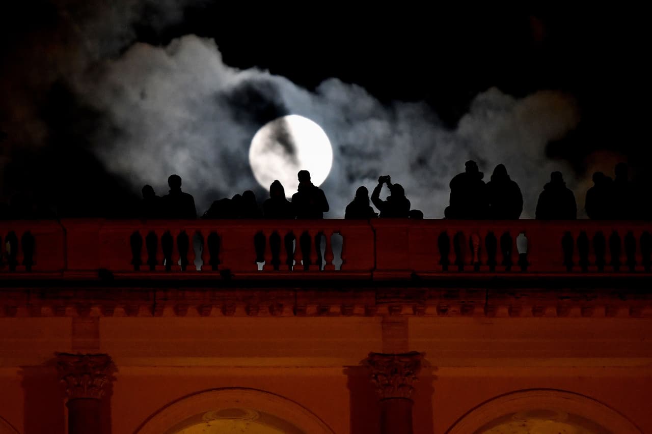 <b>Italia. </b>La gente admira la superluna desde la Terrazza del Pincio, en Roma.