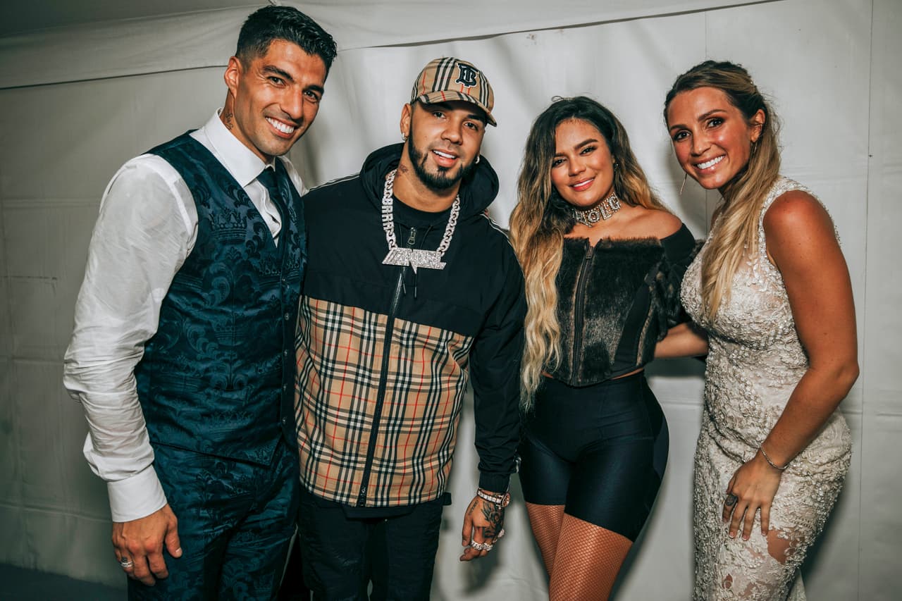 Los cantantes 
<b>Anuel y Karol G </b>supieron guardar muy bien el secreto y no fue hasta tres días después del evento que compartieron sus fotos junto al futbolista 
<b>Luis Suárez y su esposa Sofía Balbi</b>. 
<b><a href="https://www.univision.com/famosos/karol-g-la-guerrera-del-genero-documental-video">La cantautora colombiana</a></b> fue escogida por el matrimonio para que actuara en la fiesta que ofrecieron el pasado jueves al renovar sus votos 
<b>tras 10 años juntos</b>.