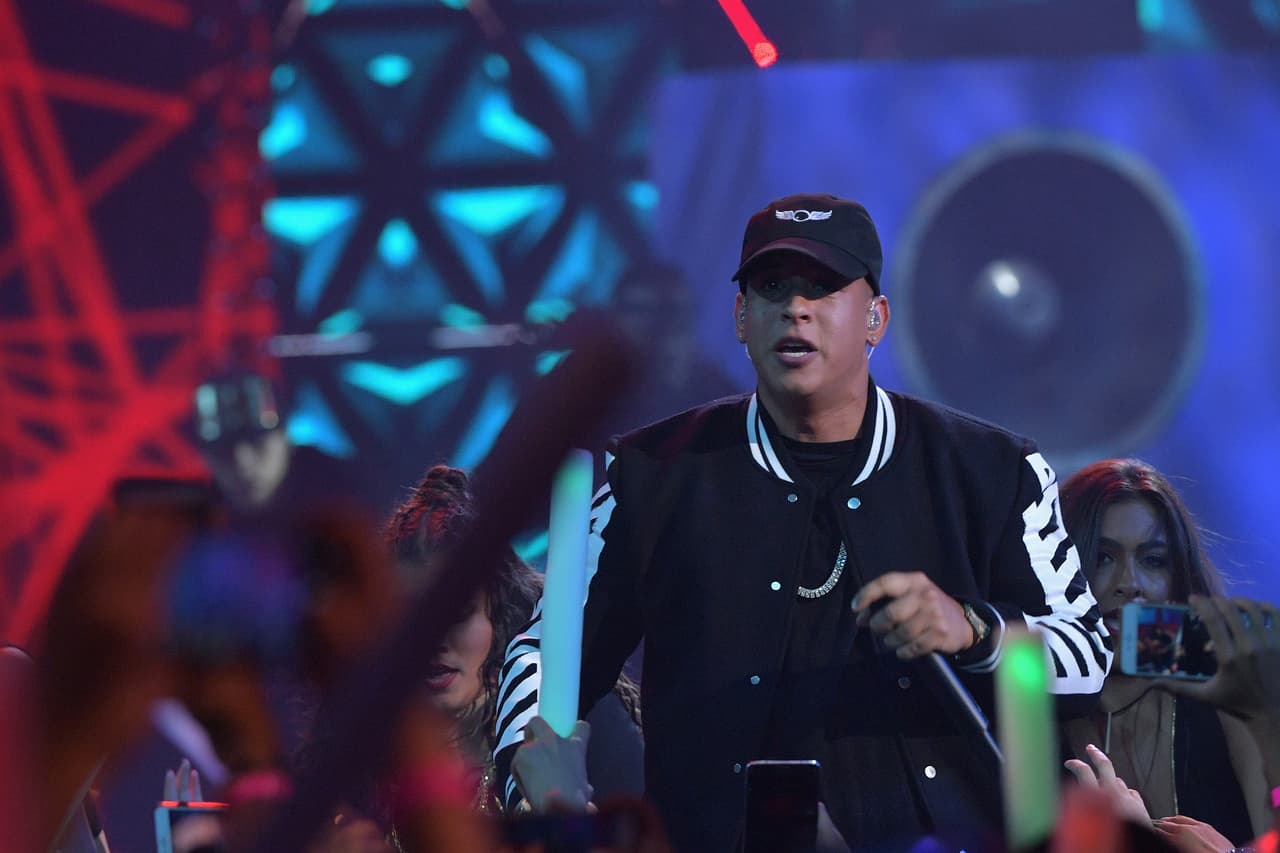 En 2016 fue el encargado de realizar uno de los números musicales y, como siempre, puso a bailar a todos. El look del reggaetonero se ha mantenido prácticamente intacto.