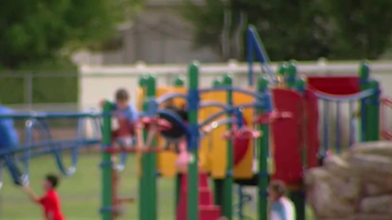 Detienen a hombre por amenazas terroristas contra niños de escuela y la gobernadora Katie Hobbs