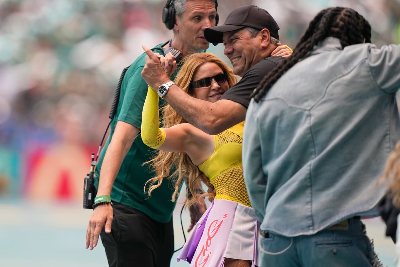 La artista colombiana Shakira baila con su hermano Antonio Mebarak en la inauguración de la Copa Mundial.