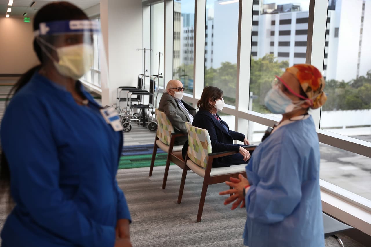 El hospital Broward Health dijo que vacunan a los mayores de 65 años, de lunes a viernes desde las 9:00 am hasta las 4:30 pm. Sin embargo no hay más citas hasta el mes de febrero. 
<a href="https://www.browardhealth.org/pages/being-healthy-vaccine" target="_blank">Presione aquí para ir a la página web y tener más información. </a>