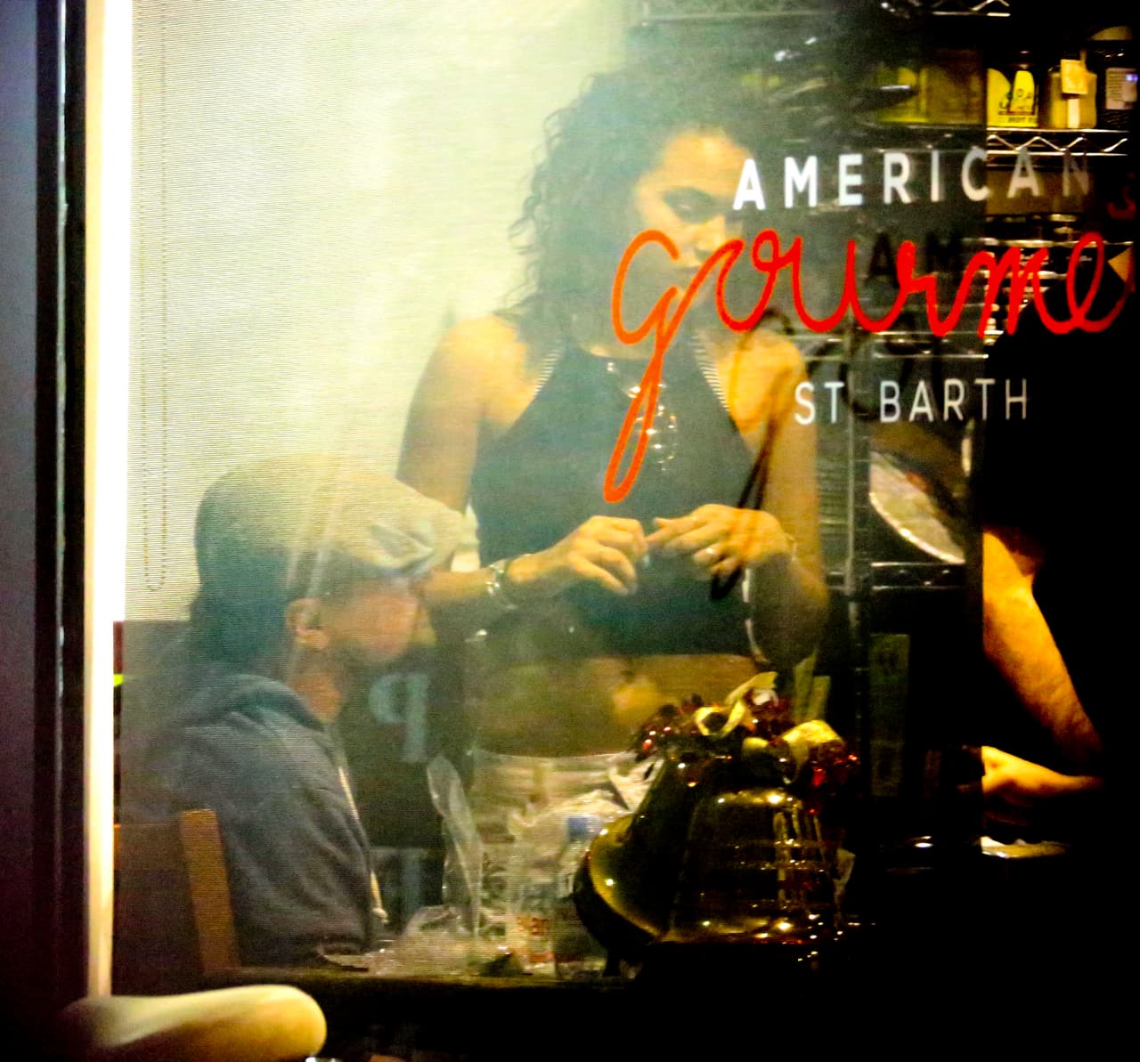 Incluyendo en restaurantes, donde se le ha visto con una que otra chica.