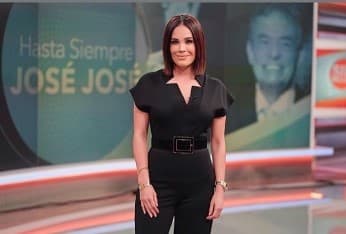 La geometría destaca en los cortes de este atuendo. Cabe recordar que los 'jumpsuit' continúan como un 'highlight' de la temporada.