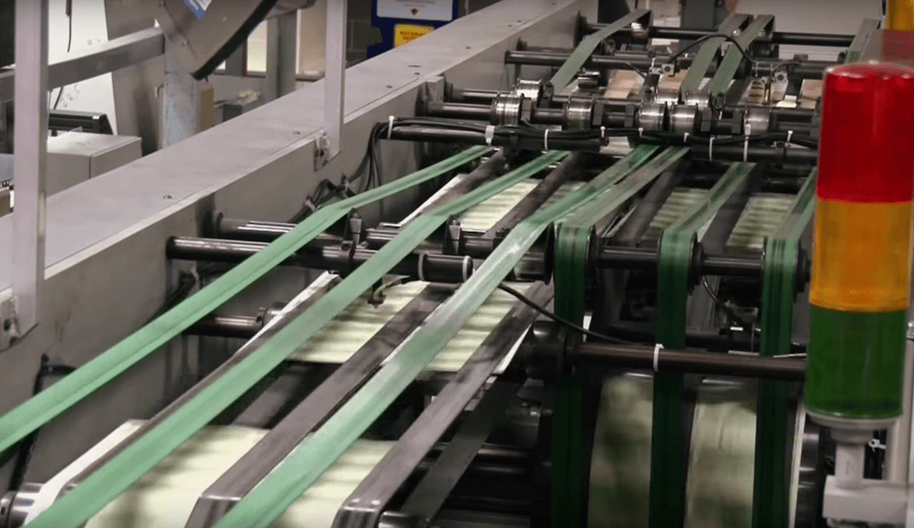 El billete de $ 2 de la Serie 2003 fue el último impreso y lleva los nombres del ex secretario del tesoro John W. Snow y el tesorero Rosario Marín.