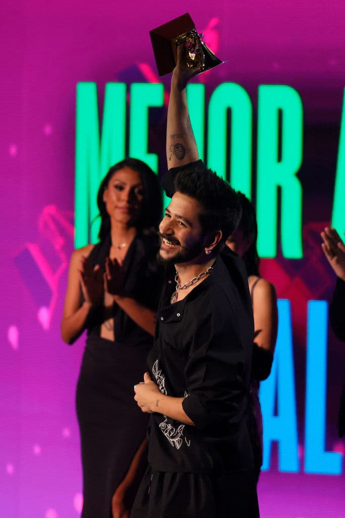 <b>Camilo</b> se convirtió en 
<b>ganador</b> de la categoría 
<b>Mejor Álbum Vocal Pop</b> por ‘Mis Manos’. En su agradecimiento le dedicó el premio a su hijo Índigo, así como a su esposa Evaluna, su familia, su equipo de trabajo y su país Colombia.