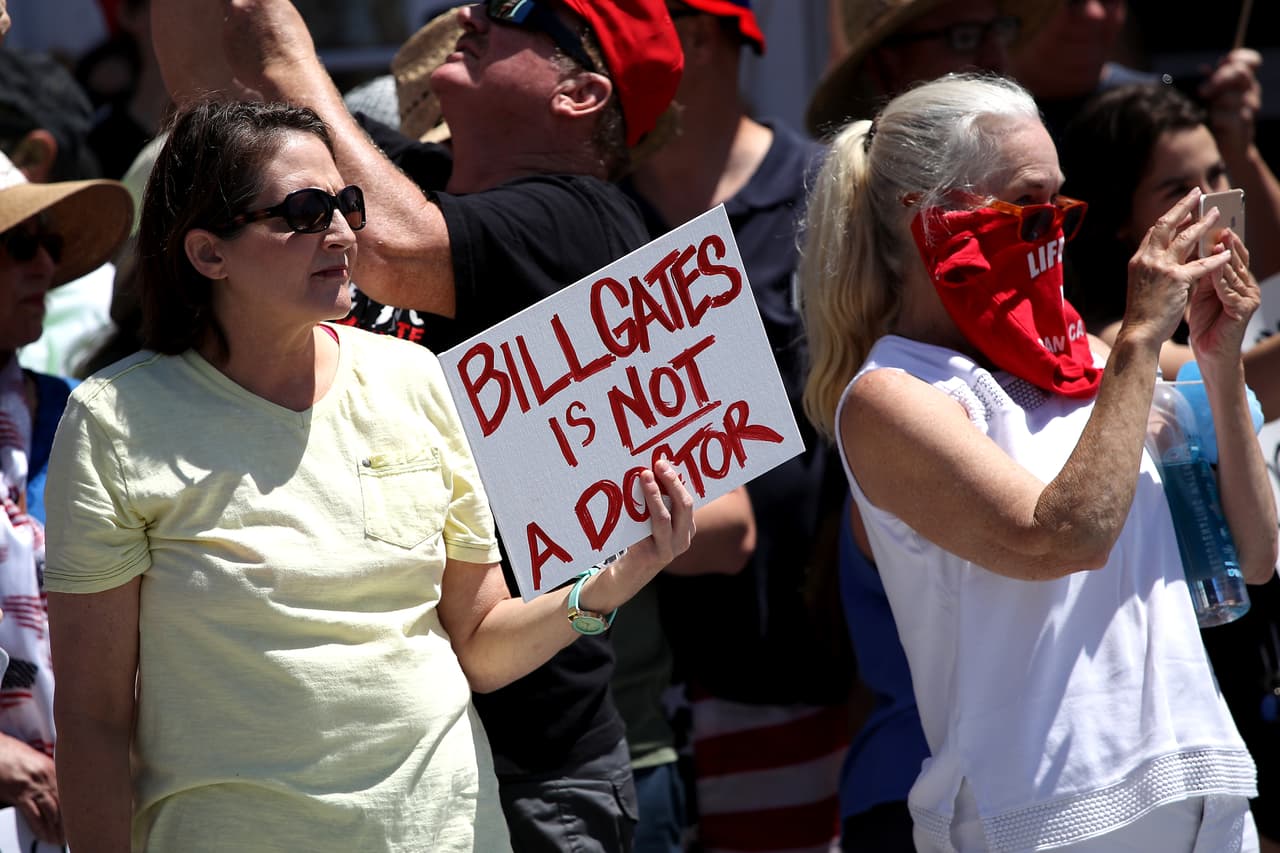 <b>“Bill Gates no es médico”</b>, una pancarta que apareció en una manifestación en San Diego, California. 26 de abril.