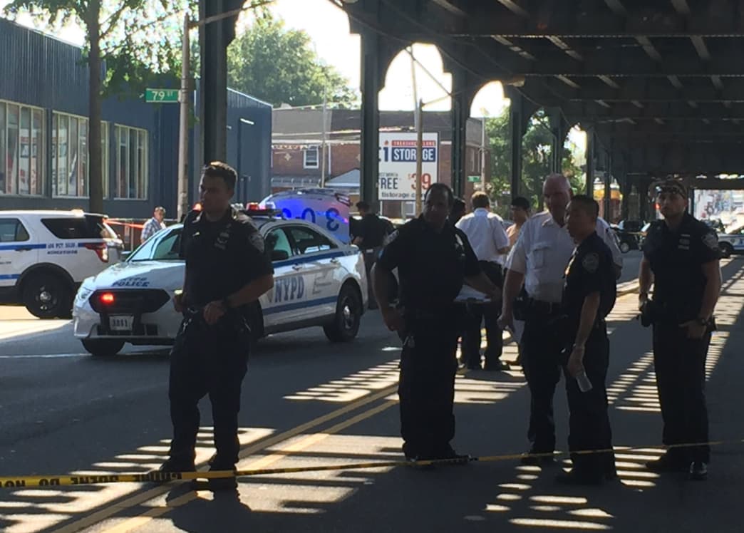 Agentes investigan la escena del crimen en la zona de Queens.