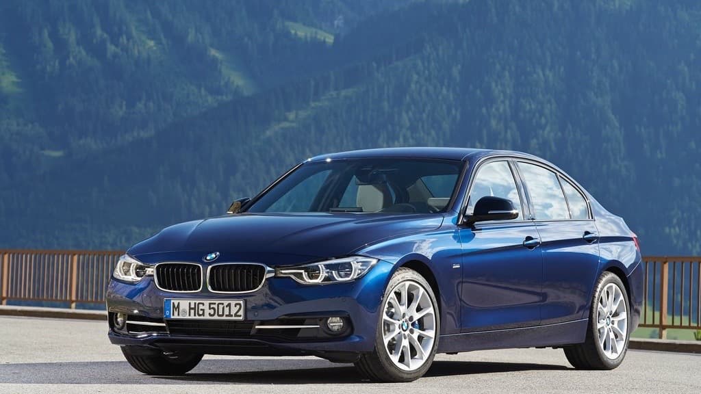 <b>BMW Serie 3</b>: El automóvil que ejemplificó lo que debe ser un sedán deportivo sufre en manos de su propia creación. El Serie 3 sigue siendo un sedán con un mejo y diseño ejemplar, el problema es que ya no se destaca de su competencia como antes.
<br>