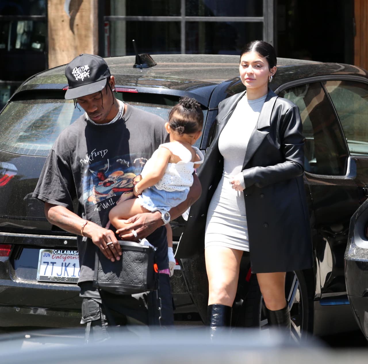 Ella y el rapero 
<b>Travis Scott</b> son los padres de 
<b><a href="https://www.univision.com/shows/el-gordo-y-la-flaca/la-tierna-reaccion-de-la-bebe-de-kylie-jenner-al-ver-a-su-papa-travis-scott-desde-la-tv-en-el-super-bowl-video" target="_blank">Stormi</a></b>, que recién acaba de cumplir un año.