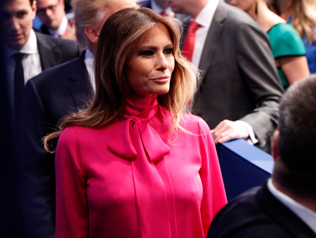 El segundo debate presidencial fue otra oportunidad en la que Melania alardeó de ese color que protagoniza su armario. De nuevo, acertaba en el tono, erraba en la silueta. 
<b><a href="http://www.univision.com/estilo-de-vida/trending/melania-trump-vistio-una-blusa-feminista-que-desafortunadamente-se-llama-pussy-bow">Para ese día Melania eligió un tipo de camisa que se conoce como 'pussy-bow', </a></b>la misma palabra que tanto había repetido su marido en su conversación con Billy Bush.