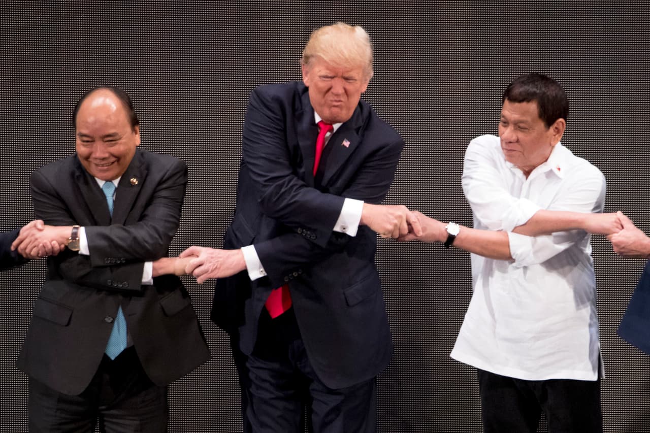 <b>Juegos de manos.</b> Esta es probablemente la imágen más recordada del primer viaje de Donald Trump por asia. El presidente estadounidense participó en el curioso saludo de los asistentes a la cumbre de la ASEAN (Asociación de Naciones del Sudeste Asiático) celebrado en Manila en noviembre, al lado del polémico mandatario de Filipinas, Rodrigo Duterte.