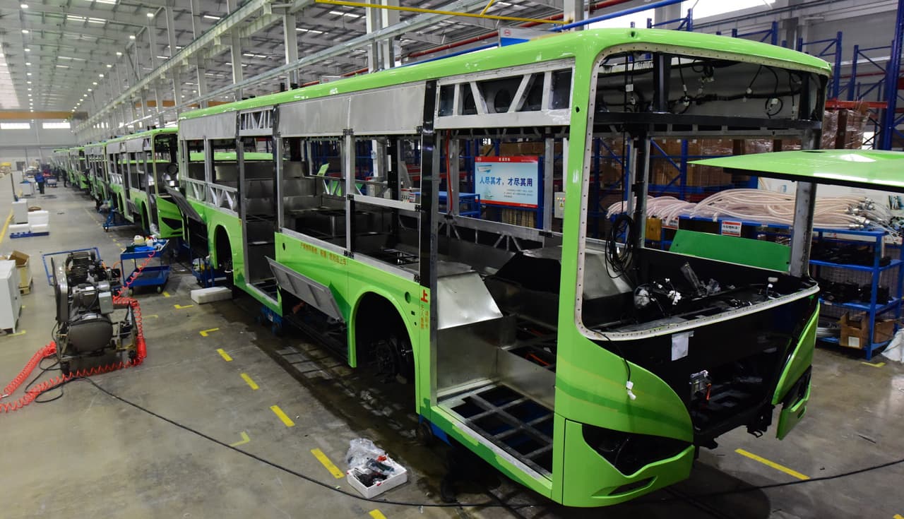 <b>BYD, fundada por Wang Chuanfu, Lv Xiangyang, Xia Zuoquan (China)</b>.
<br>
<br>Patrimonio neto: 33,500 millones de dólares.
<br>
<br>Riqueza “verde”: 13,400 millones de dólares.
<br>
<br>Este fabricante de vehículos eléctricos está construyendo toda la flota de autobuses, taxis y camiones de la ciudad de Shenzhen, China.
<br>