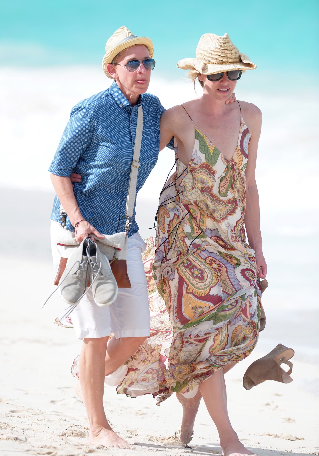 Tras un paseo en yate, caminaron a la orilla del mar.