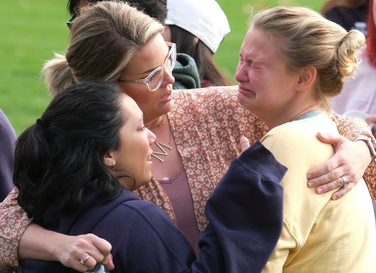 El ataque dejó al menos dos muertos, según dijo el jefe de los alguaciles del condado de Los Ángeles, Alex Villanueva. En la fotografía, algunos estudiantes lloran en el lugar donde se reencuentran con sus familiares.