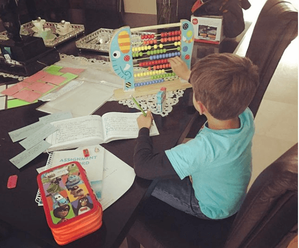 Imágenes como esta son las que 'La Chule' ha compartido con sus seguidores, donde muestra cómo combina su papel de madre soltera con su carrera artística.