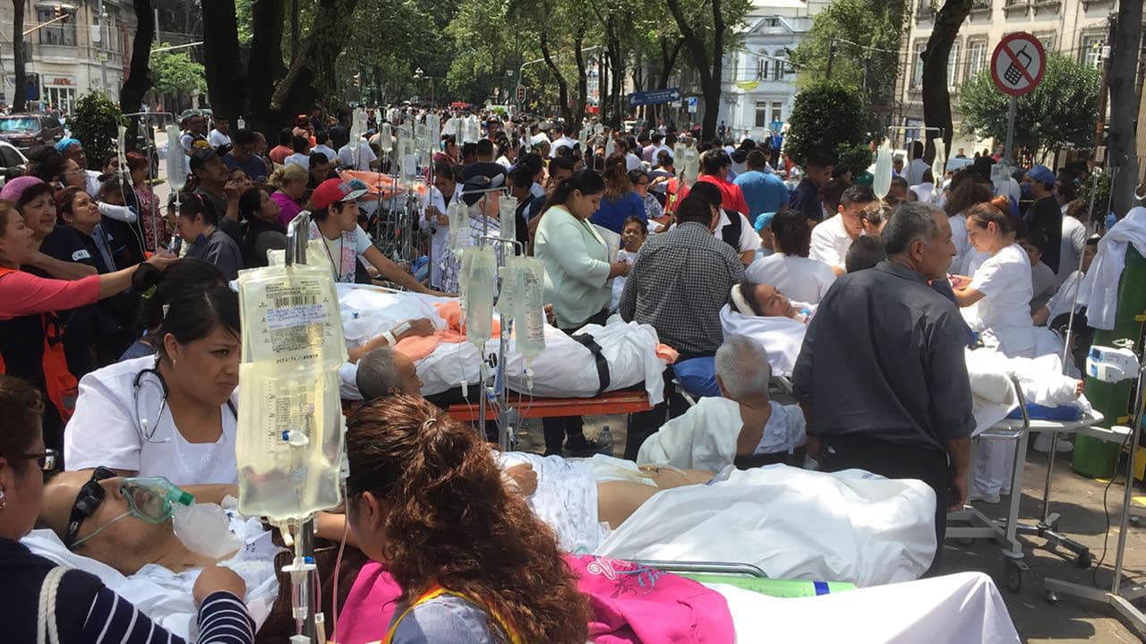 Varios pacientes fueron evacuados de un hospital de la capital mexicana, luego del fuerte sismo.